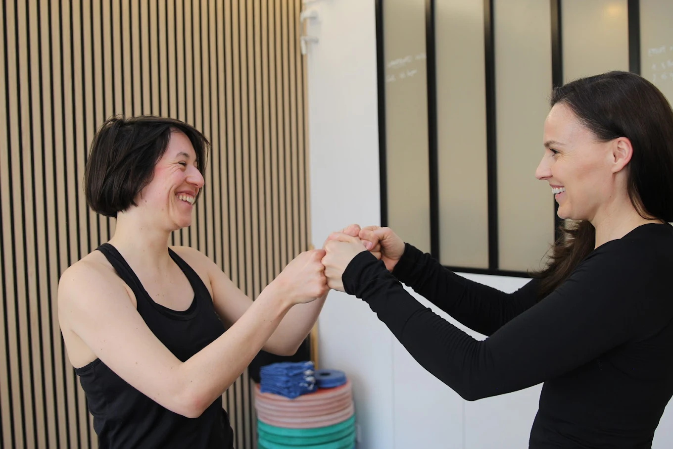 Coach Laura et coachée complices au studio LTHR Coaching à Paris 15